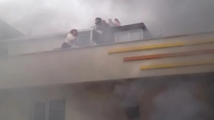 5 katlı binada yangın; 8i çocuk 12 kişiyi itfaiye kurtardı 5 katlı binada yangın; 8i çocuk 12 kişiyi itfaiye kurtardı