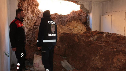 Heyelan dehşeti Dev kayalar evin üzerine düştü... 5 kişilik aile saniyelerle kurtuldu