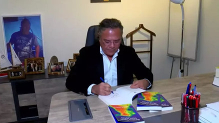 Oktar Asoğlu’nun yeni romanı ‘Kırmızı Deniz Mavi İnsan’ okurlarla buluştu