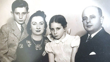 Futbol oynarken sakatlanınca sahneyi seçti… İstesem Hollywoodda çalışırdım demişti... Ömrünün 72 yılını Türk tiyatrosuna verdi Futbol oynarken sakatlanınca sahneyi seçti… İstesem Hollywoodda çalışırdım demişti... Ömrünün 72 yılını Türk tiyatrosuna verdi