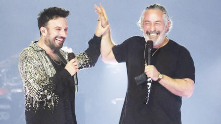 Tarkan ile Cem Yılmaz aynı sahnede... İşte kuzu kuzu geldim