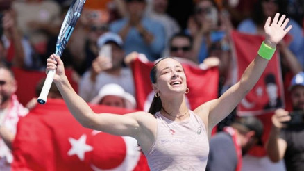 Avustralya açık tarihinde üçüncü tura yükselen ilk Türk tenisçi oldu… Zeynep Sönmez tarih yazıyor Avustralya açık tarihinde üçüncü tura yükselen ilk Türk tenisçi oldu… Zeynep Sönmez tarih yazıyor