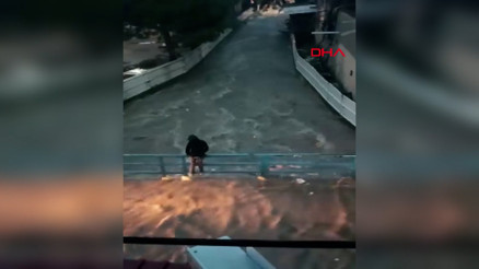 İzmirde sağanak sonrası Karabağlar Deresi taştı
