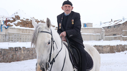 96 yaşındaki gazi hala ata biniyor | Katıldığı savaşı unutamıyor: Arkadaşlarımın şehit olduğu aklıma geliyor