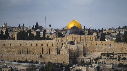 Mescid-i Aksaya İsrail polisi korumasında baskın