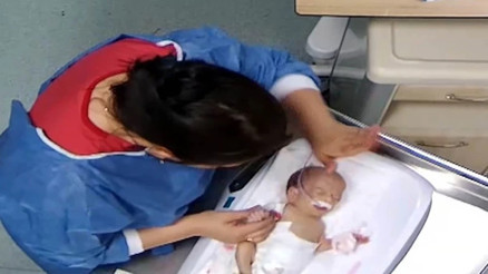 5 günlük bebeği dövüp engelli kalmasına neden oldu