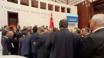Mecliste kavga Milletvekilleri birbirine girdi