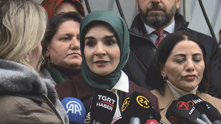 Bakan Göktaş, kreşte şiddete uğradığı belirtilen çocuğu ziyaret etti Bakan Göktaş, kreşte şiddete uğradığı belirtilen çocuğu ziyaret etti