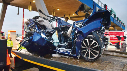 Otobüs otomobili biçti: 2 ölü