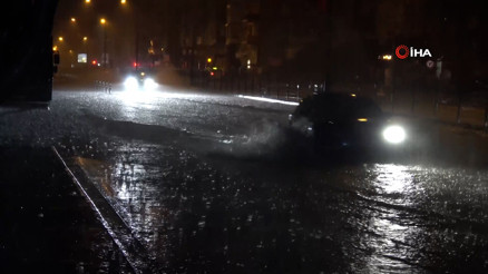 Antalyada sağanak yolları göle döndürdü: Çok sayıda araç mahsur kaldı