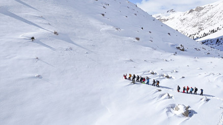 Doğa sporcuları Aladağların karla kaplı eteklerinde sınırlarını zorluyor