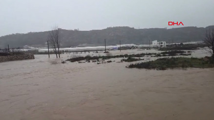 Sarı kodla uyarılan Antalyada tarım alanları su altında kaldı
