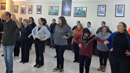 Bu mahallede ritim var... Komşu halayı