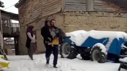 90 yaşındaki hastayı kucağını alarak ambulansa taşıdı