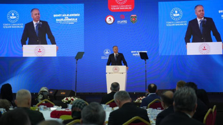 Bakan Yerlikaya, şehit aileleri ve gazilerle buluştu Bakan Yerlikaya, şehit aileleri ve gazilerle buluştu