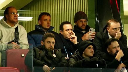 Galatasarayın yeni yıldızı Noa Lang tribünden takip etti