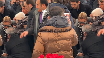 İzzet Günay sevenlerini korkuttu Cenaze töreninde bir anda yere yığıldı