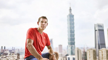 Dev gökdelene ipsiz tırmandı