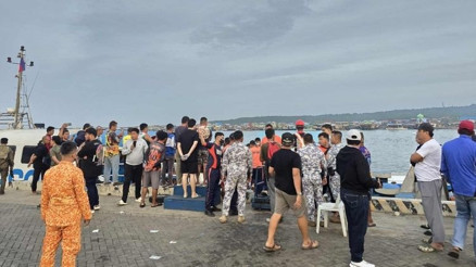 Filipinlerde 359 kişiyi taşıyan feribot battı: 8 ölü