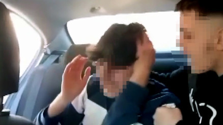 Görüntüler dehşete düşürdü Lise öğrencisini alıkoyup takside darbettiler