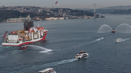 Yıldırım Sondaj Gemisi İstanbul Boğazından geçti