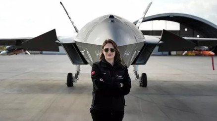Türkiyenin ilk insansız savaş uçağı KIZILELMAnın kadın pilotu