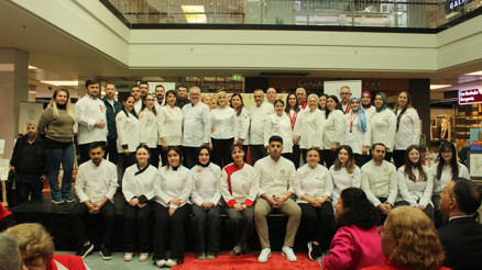 İzmir’de özel çocukların tatlı telaşı Mutfakta ve sahnede engel yok