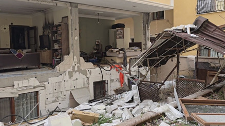 Ataşehirde 3 katlı binada doğal gaz patlaması Ortalık savaş alanına döndü... Ataşehirde 3 katlı binada doğal gaz patlaması Ortalık savaş alanına döndü...