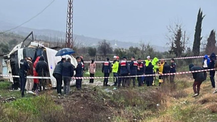 Memurları taşıyan servis aracı üzüm bağına uçtu: 1 kişi hayatını kaybetti, 25 yaralı