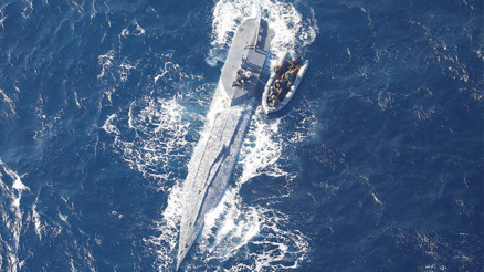 Denizaltına kokain baskını