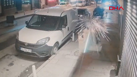 Caddede kalaşnikoflu saldırı kamerada