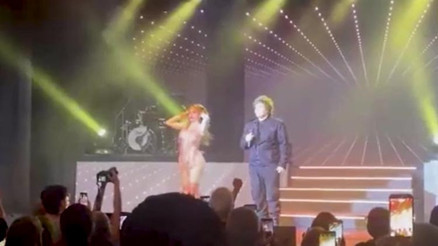 Mileiden eski sevgilisi ile sahne şovu