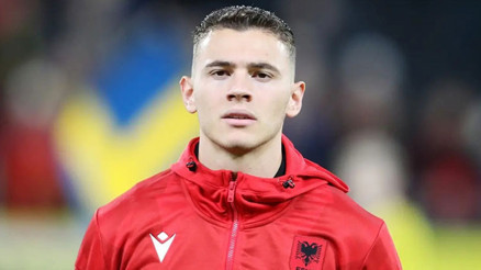 Beşiktaşın yeni transferi Asllaninin İstanbula uçuşu iptal oldu