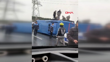 Kağıthanede cezaevi nakil aracı devrildi