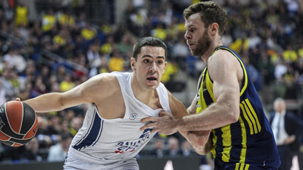 Fenerbahçe, Anadolu Efesi yenip lider oldu