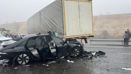 Yoğun sis kazaya neden oldu 10 araç birbirine girdi: 2 kişi hayatını kaybetti