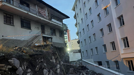 Altındağ’da inşaat kazısında temeli zedelenen bina boşaltıldı Altındağ’da inşaat kazısında temeli zedelenen bina boşaltıldı