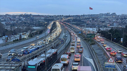 Son dakika... İstanbulda trafik kilitlendi Yoğunluk yüzde 87ye kadar yükseldi