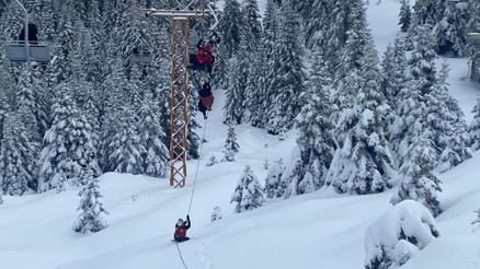 Uludağ’da telesiyejde mahsur kalan 51 tatilci kurtarıldı