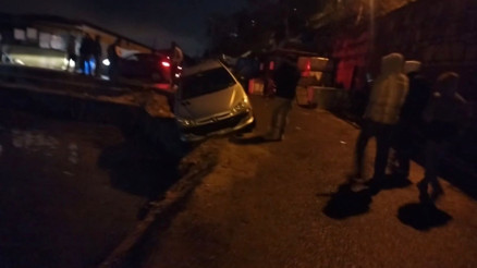 Sarıyerde otomobil mendirekte asılı kaldı