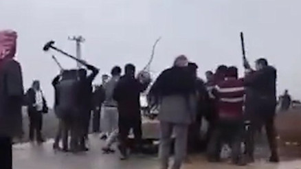 Mahalle karıştı: Meydan savaşını aratmayan görüntüler | Taş, sopa ve küreklerle birbirlerine girdiler