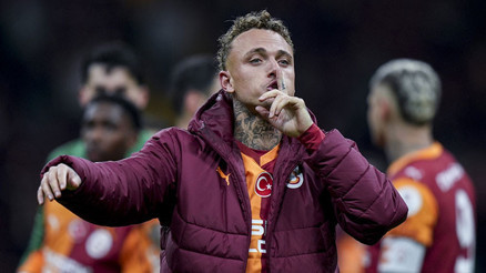 İç koridorda Lang, dışta Roland Sallai