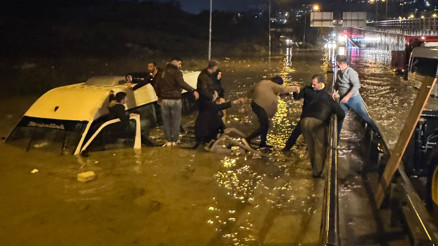 Aydın’da faciadan dönüldü Suya gömülen minibüsteki 20 yolcu kurtarıldı