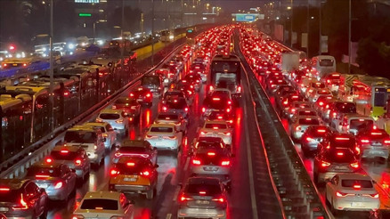 Okullarda ara tatil sona erdi; İstanbulda trafik yoğunluğu