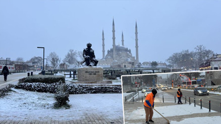 Beklenen kar yağışı başladı: Cadde ve sokaklar beyaza büründü Beklenen kar yağışı başladı: Cadde ve sokaklar beyaza büründü