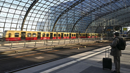 Uyarı grevi başladı: Almanyada hayat durma noktasına geldi