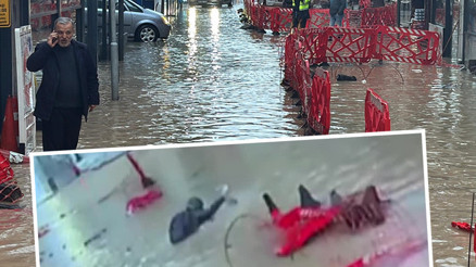 Kuvvetli yağış sonrası kent sular altında kaldı Çukura düşen vatandaşın çaresizliği kamerada