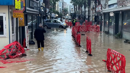 İzmirde kuvvetli sağanak nedeniyle bazı iş yerlerini su bastı