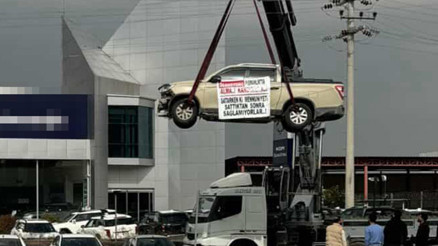 Sıfır araç alan müşteriden ilginç protesto: Üzerine bu notu yazıp vinçle sergiledi