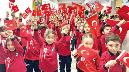 2. dönem bayrak temasıyla başladı... Okullar kırmızı-beyaz